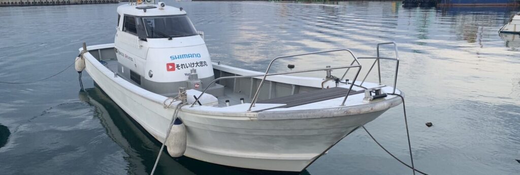 長崎県五島列島の釣り船「それいけ大志丸」の船体と福江島の海