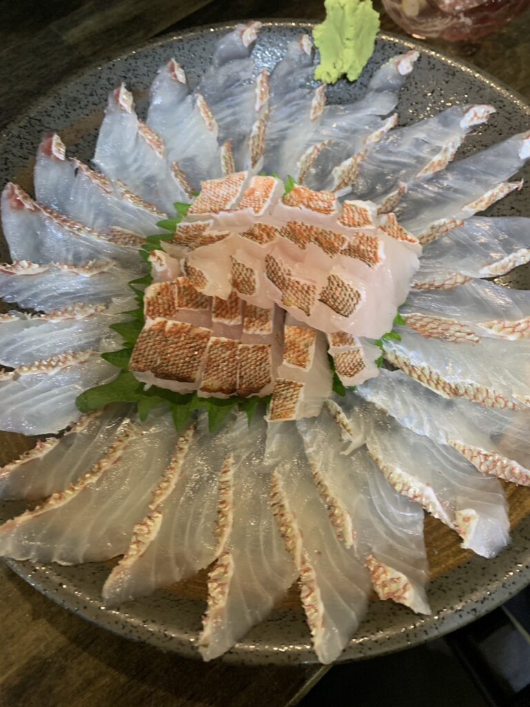 五島市・海達磨の刺身大皿盛り。白身魚の薄造りが花びらのように美しく並ぶ