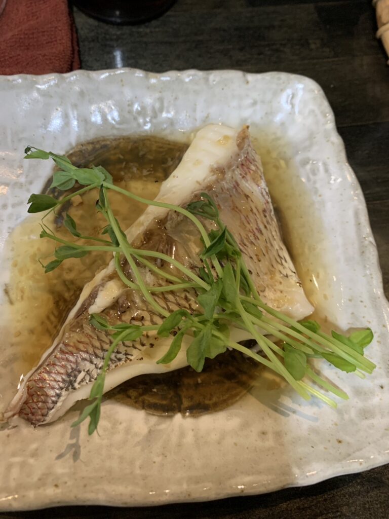五島市・海達磨の白身魚の蒸し料理。和風ソースと野菜の飾り付けが美しい