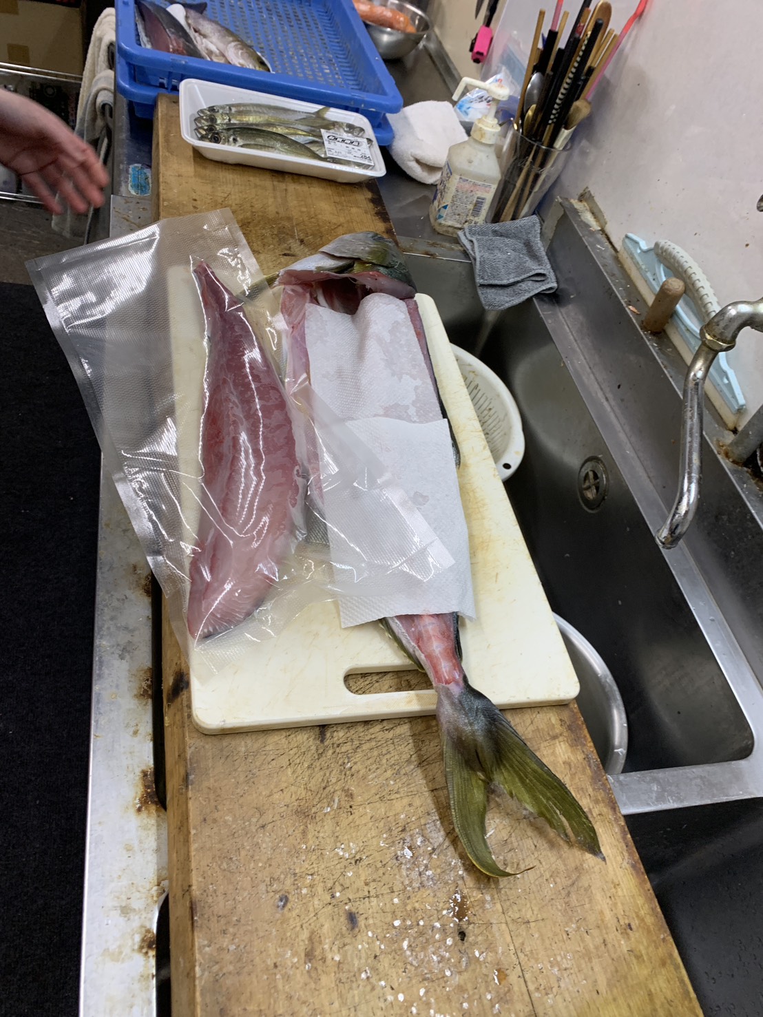 五島市・それいけ大志丸の魚真空パックサービス。釣れたブリ・カンパチを三枚おろしにしている様子