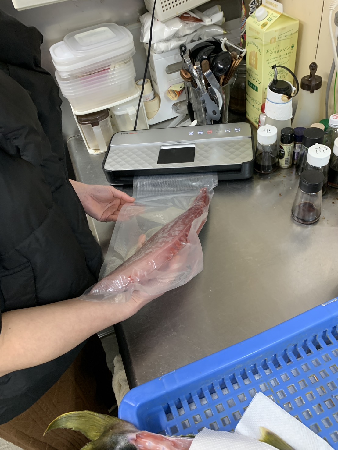 それいけ大志丸の真空パックサービス。専用シーラーで五島の釣り魚を真空パックにしている